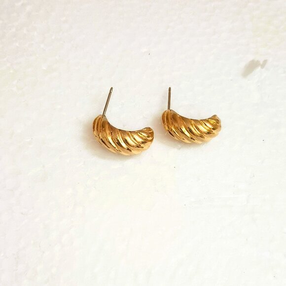 Sarah Coventry Gold Ribbed Earrings Small Vintage Stud/Post - Picture 7 of 9